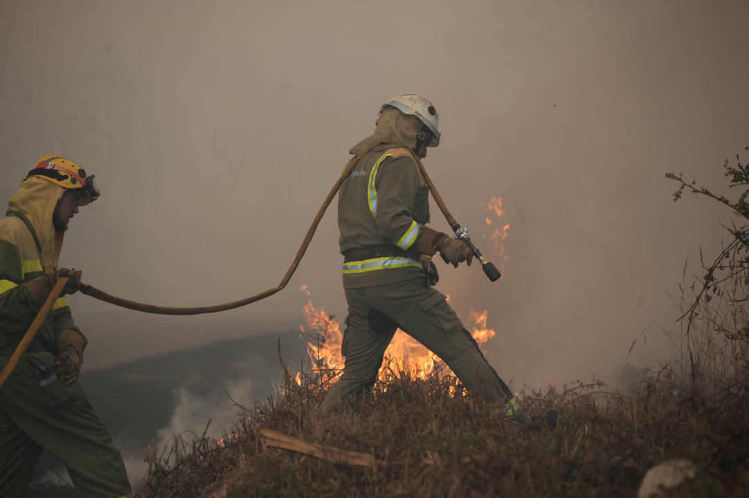 Un agente forestal lucha contra el fuego en Vilamarín.