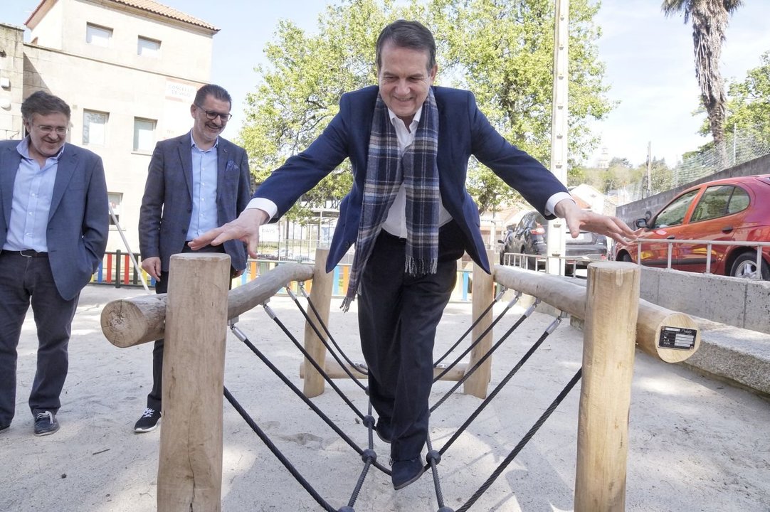 Abel Caballero en el nuevo parque del centro cívico de Teis  //  Vicente Alonso