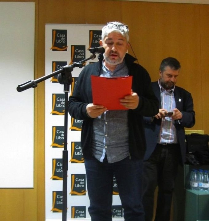 Fran Alonso, director de Xerais, co seu antecesor ao fondo.