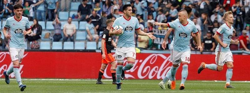 Maxi Gómez celebra con sus compañeros su gol anotado frente al Valencia