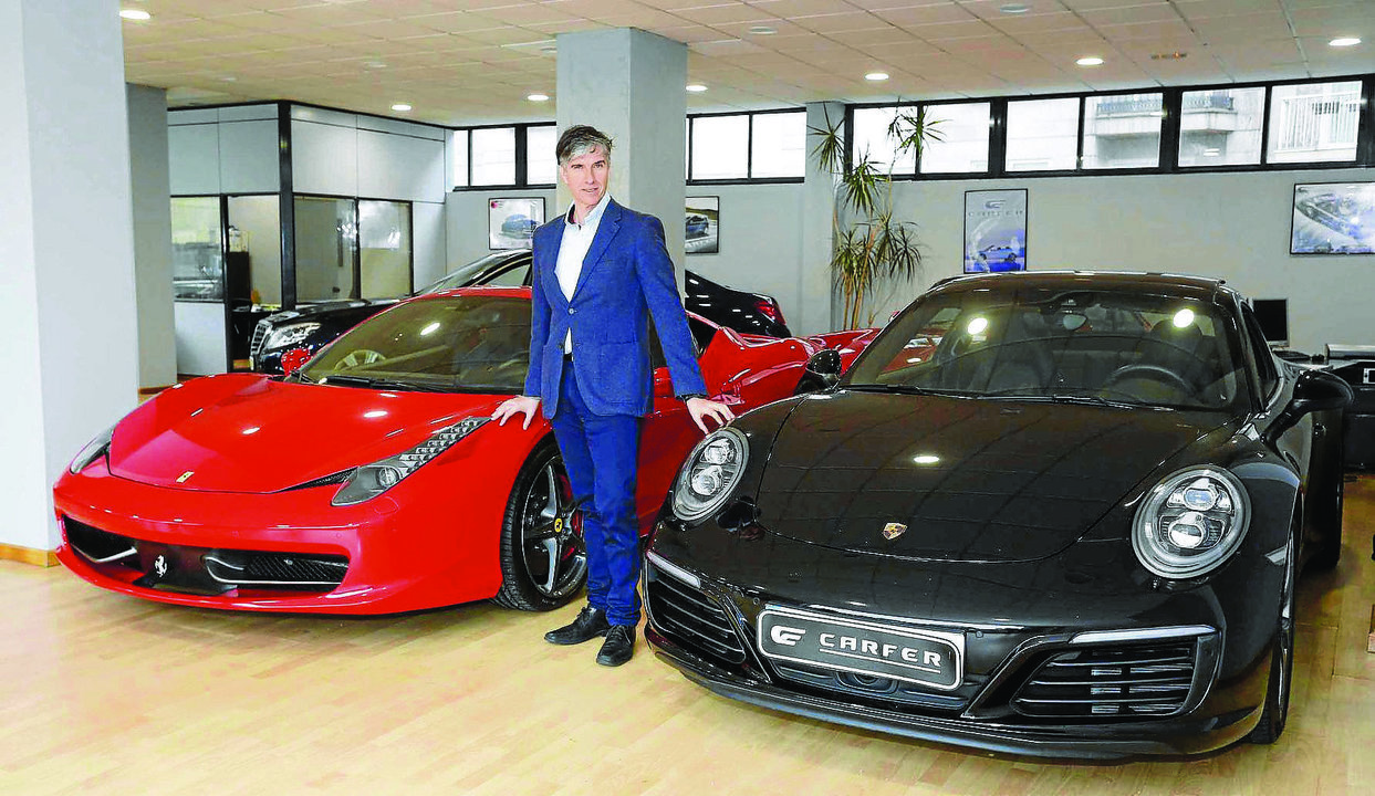 El empresario vigués David Fernández junto a un Ferrari 458 Italia y un Porsche 911 Carrera, modelos de gran demanda en Vigo.