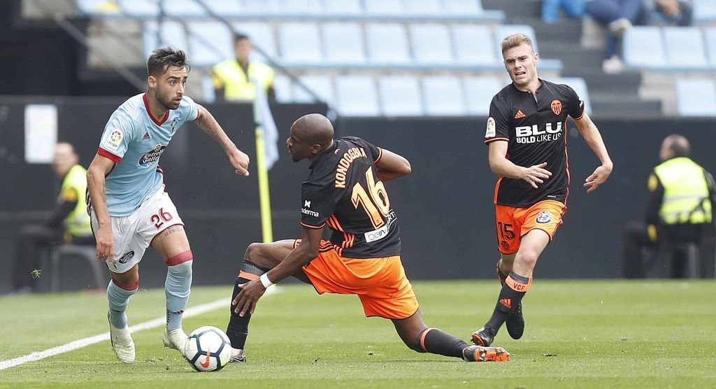 Brais Méndez supera al valencianista Kondogbia en el partido disputado ayer en el estadio de Balaídos.