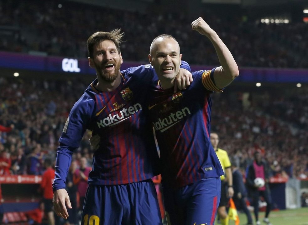 Leo Messi y Andrés Iniesta, que vive sus últimos partidos como culé, celebran el gol de este último, el cuarto blaugrana anoche.