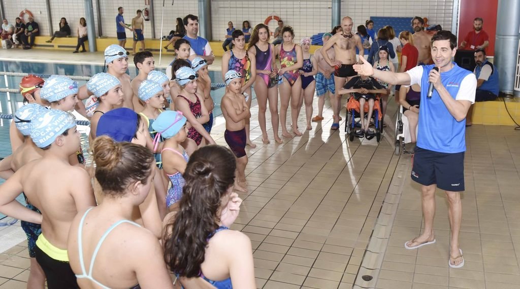 David Meca compartió ayer una tarde en compañía de los miembros más jóvenes del Club Natación Rías Baixas en la piscina de Teis.