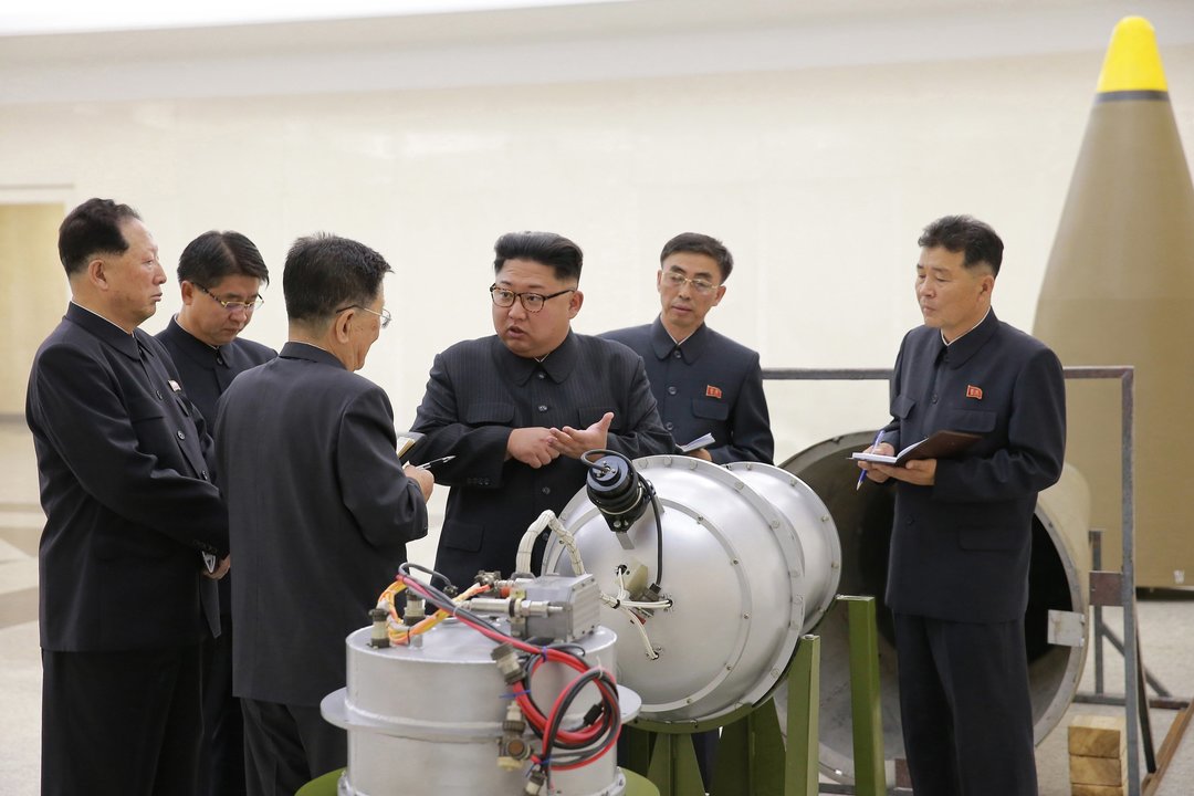 El líder norcoreano, Kim Jong-un, con una de las bombas nucleares de las que presume su régimen.