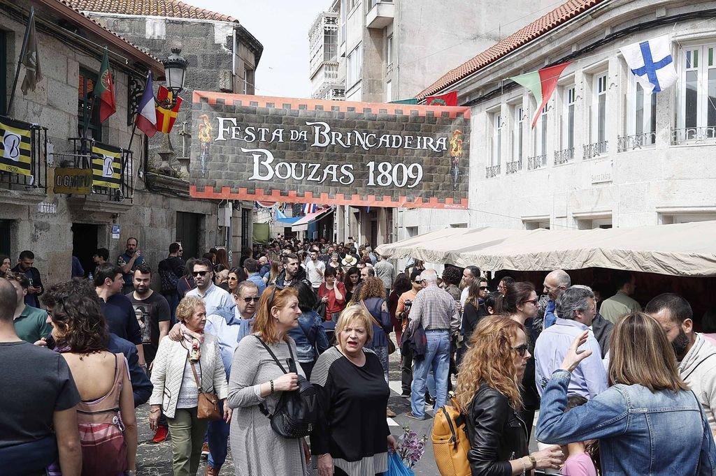 La entrada principal al gran mercado en que ayer se convirtió Bouzas con su fiesta de A Brincadeira.