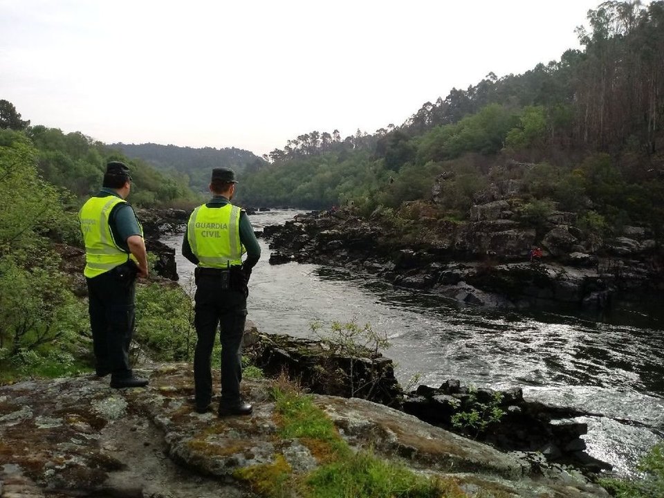 La Guardia Civil realiza las búsquedas desde tierra peinando las márgenes del río en todo el municipio de Arbo.