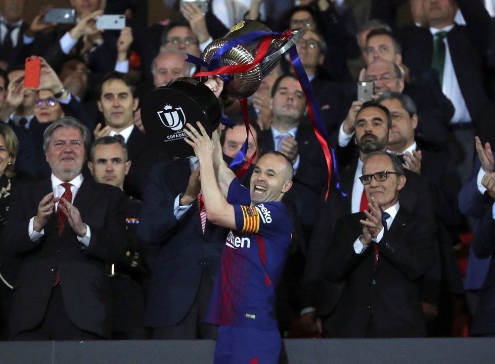Andrés Iniesta levanta la Copa del Rey conquistada por el Barcelona el pasado sábado en Madrid.