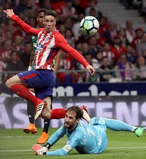 Fernando Torres intenta superar a Dani Giménez en el partido de ayer.