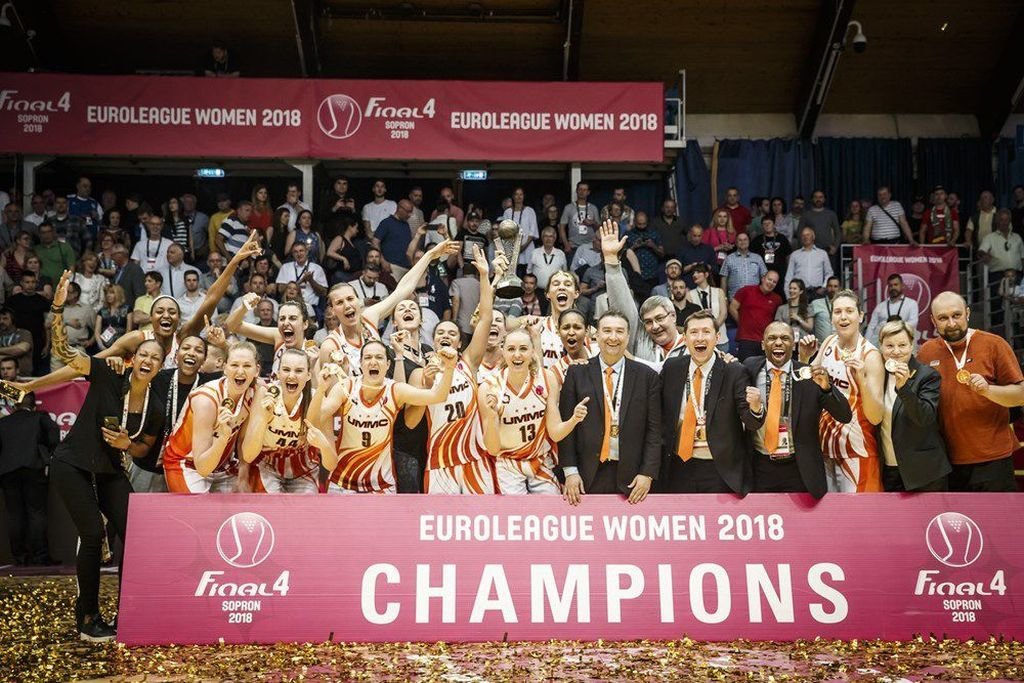 El Ekaterimburgo celebra el título de la Euroliga femenina, que conquistó ayer.