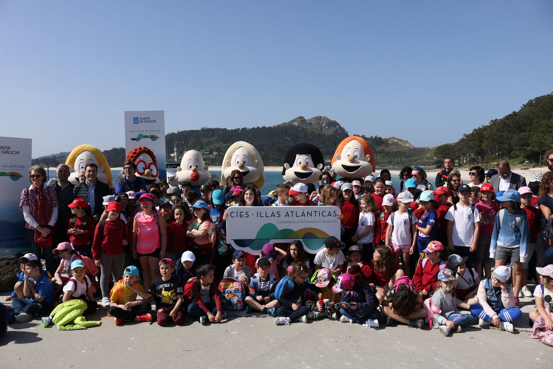 Escolares de Vigo, Vilagarcía, Ribeira e Bueu disfrutaron, cos Bolechas, dun Día do Libro, nas Cíes, apoiando a promoción do Parque Nacional a Patrimonio Natural da Unesco.