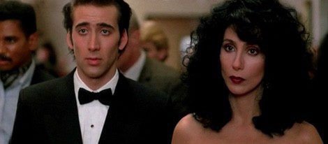 Nicolas Cage y Cher protagonizan esta comedia romántica que obtuvo excelentes críticas en su estreno.