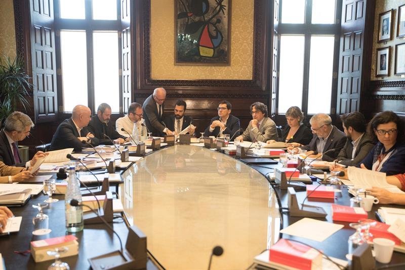 El presidente de la Cámara catalana, Roger Torrent (c) durante la reunión de la Junta de Portavoces
