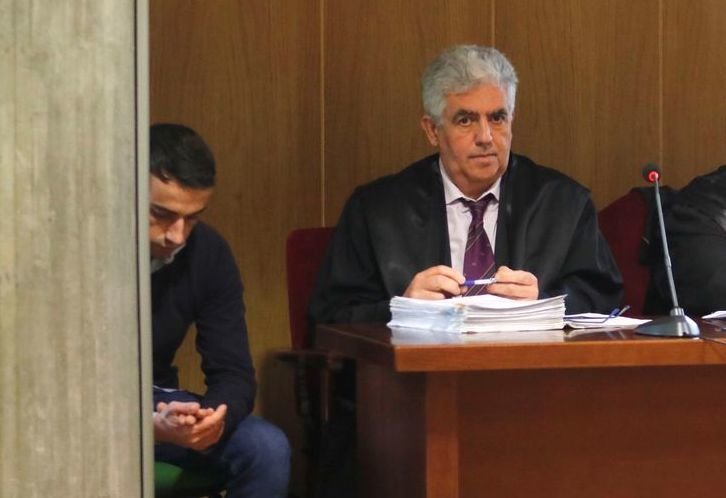 Diego, escondido tras la columna, junto a su abogado, durante el juicio en la Audiencia.