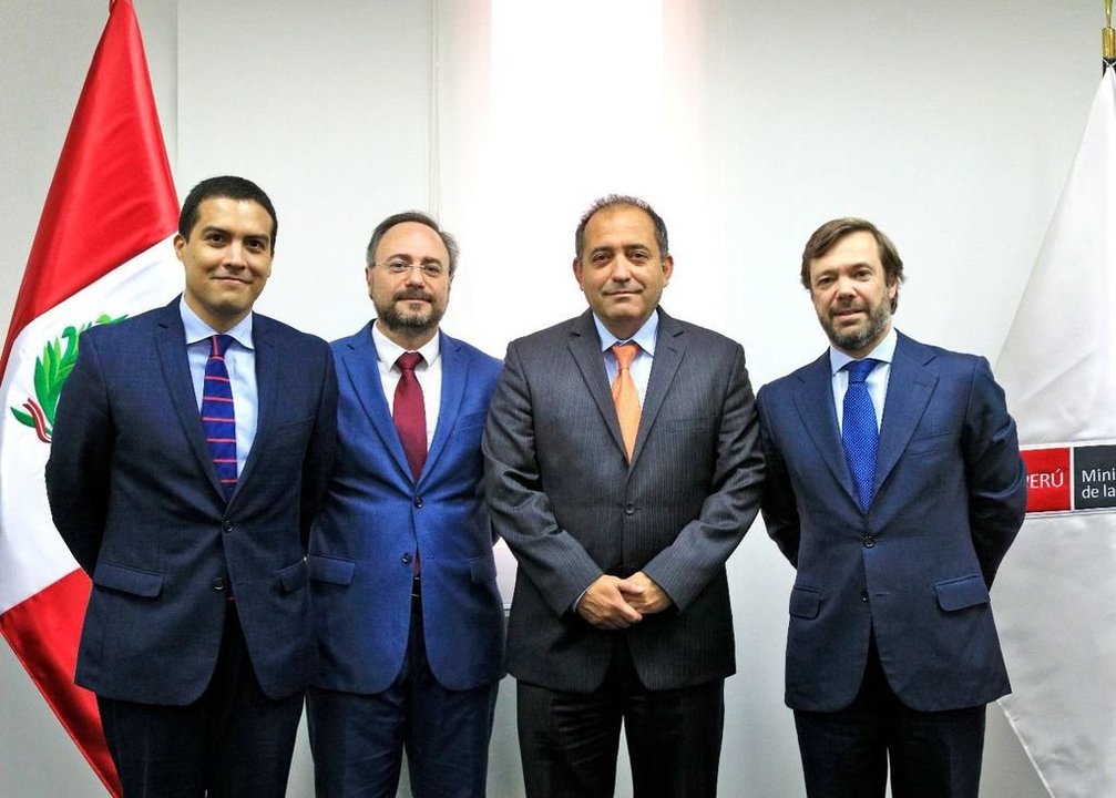 Representantes del Gobierno peruano, gallego y Aclunaga.
