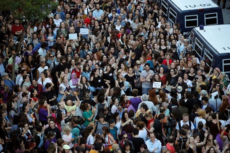 Miles de personas asisten a la concentración convocada por colectivos feministas esta tarde frente al Ministerio de Justicia, en Madrid