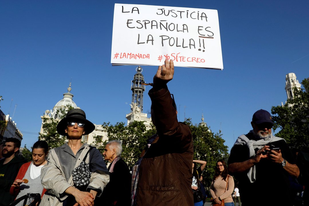 Un hombre sostiene una pancarta en la movilización de protesta contra la sentencia de La Manada desarrollada en Valencia.