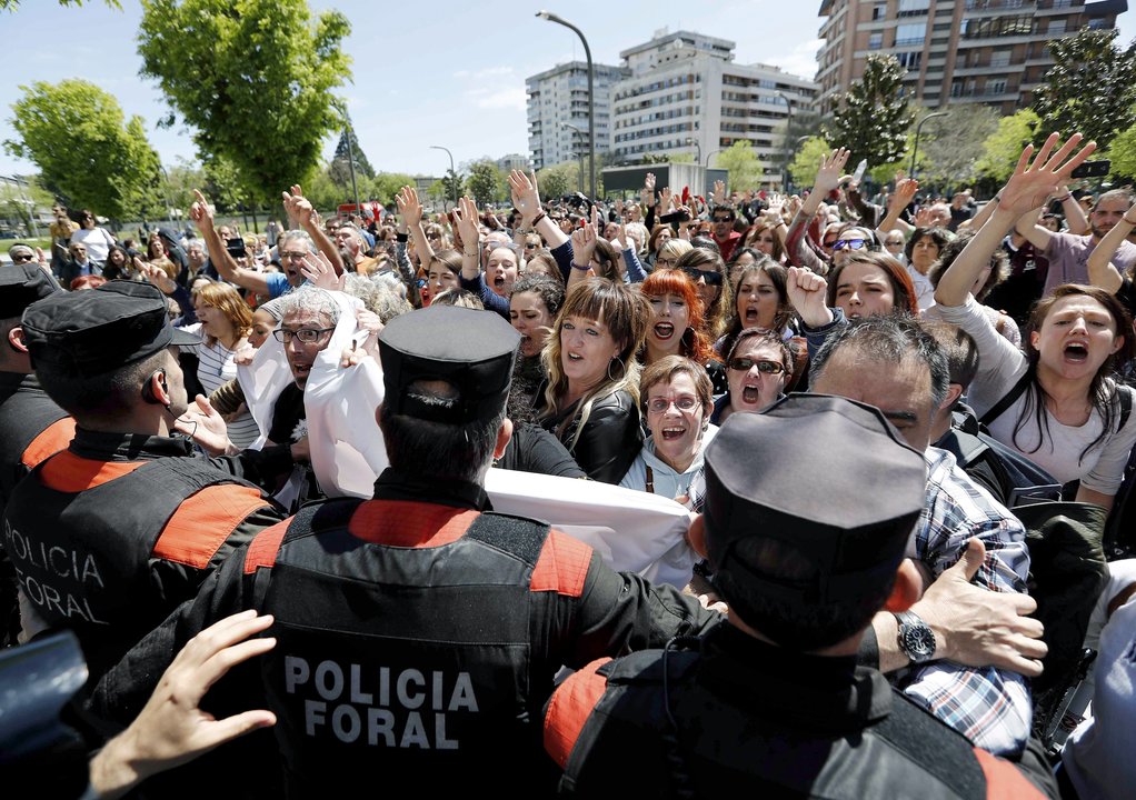 Forcejeos con la Policía Foral a las puertas de la Audiencia de Pamplona.