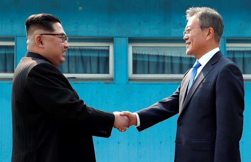 El presidente de Corea del Sur, Moon Jae-in y el líder norcoreano, Kim Jong-un, se saludan en la línea de demarcación militar (MDL)