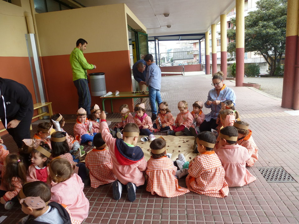 Los alumnos de tres años celebrando el Magosto.