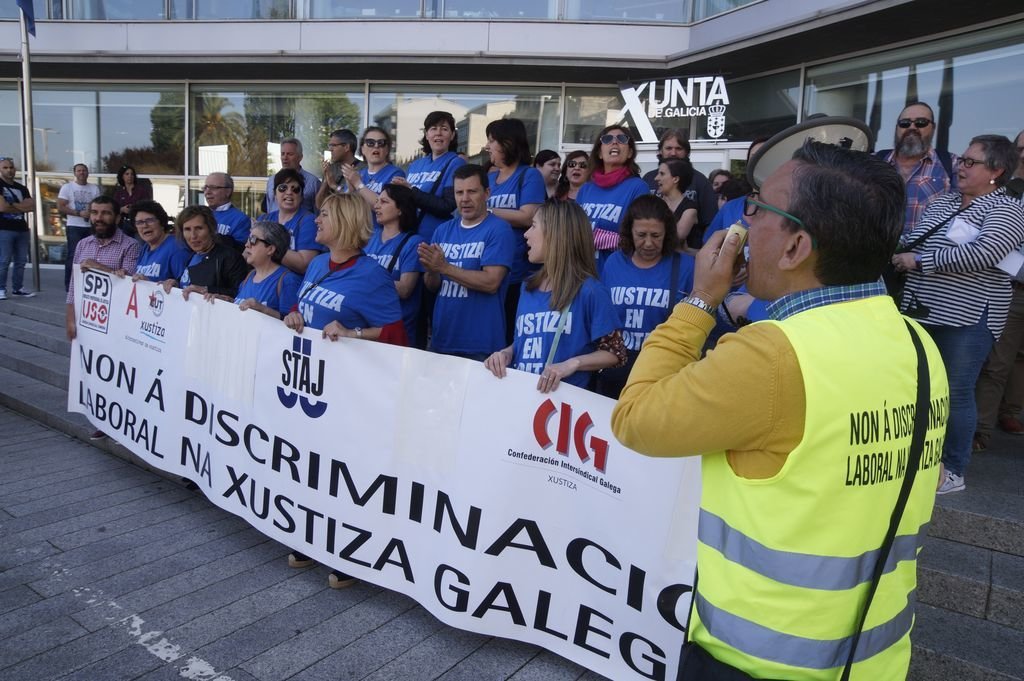 Funcionarios de la Xunta manifestaron ayer su apoyo a los trabajadores de los juzgados en una concentración frente a la delegación de Vigo.