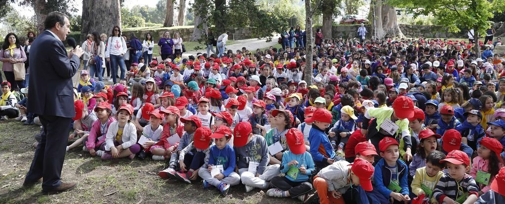 El alcalde se acercó al parque de Castrelos para saludar los 725 alumnos de diferentes centros de Vigo que participaban en la V edición de la Quedada literaria.