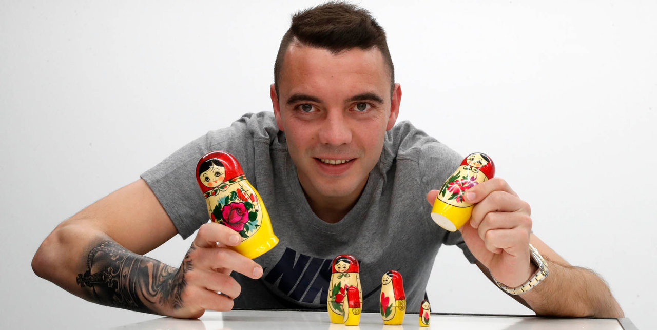 Aspas, ayer durante la entrevista en A Madroa, jugando con muñecas rusas: su mente está puesta en la convocatoria para el Mundial de Rusia.