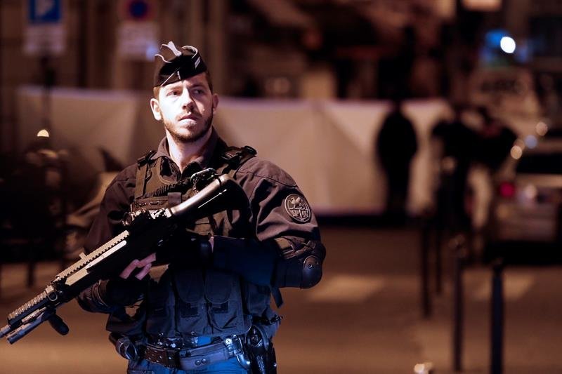 La policía francesa monta guardia junto al lugar donde un hombre atacó y apuñaló a varias personas en París
