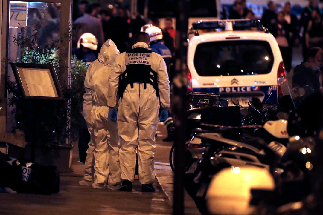 Agentes de la policía judicial francesa, en el lugar donde ocurrieron los hechos en París.