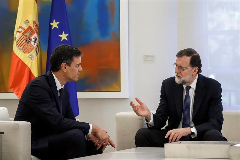 El presidente del Gobierno, Mariano Rajoy (d), y el líder del PSOE, Pedro Sánchez,