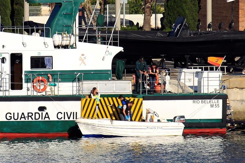 La Guardia Civil inspecciona la barca en la que un niño de 6 años ha fallecido esta tarde en aguas de Algeciras