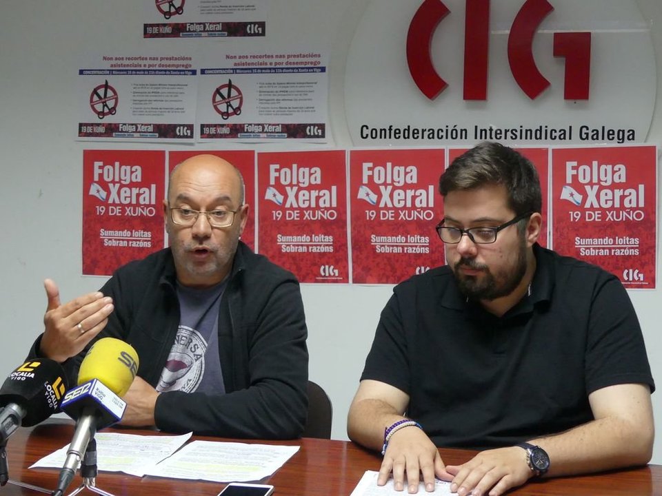 Alberte Gonçalves y Xabier Pérez durante la presentación de la protesta.