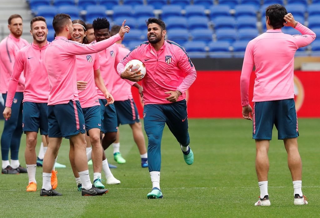 Diego Costa bromea con sus compañeros, ayer, en el entrenamiento del Atlético de Madrid en Lyon.