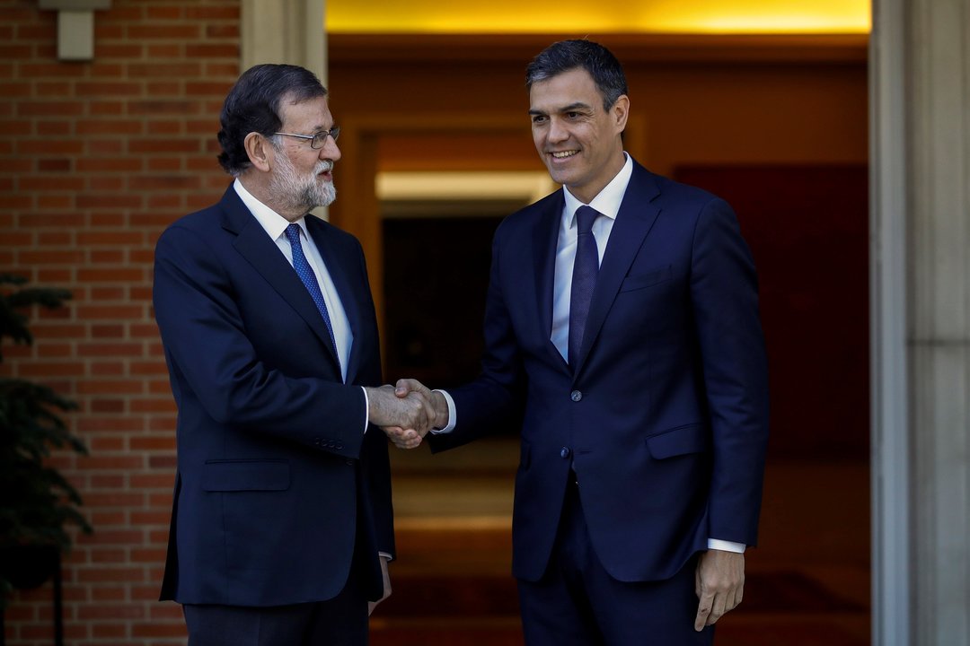 Rajoy y Sánchez, al inicio de su encuentro en el Palacio de la Moncloa.