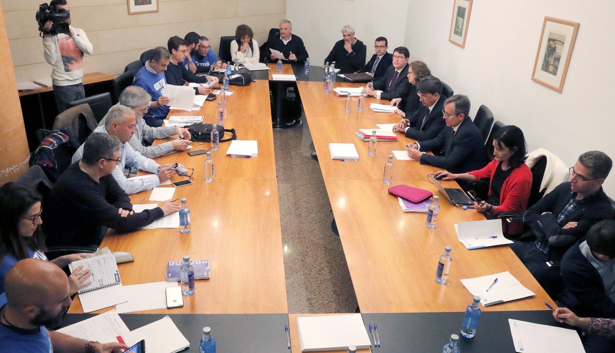 Sindicalistas y representantes de la Xunta, durante el encuentro en San Caetano.