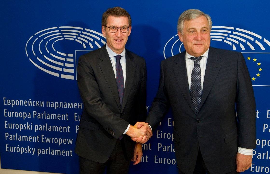 El presidente de la Xunta, Alberto Núñez Feijóo, saluda al del Parlamento Europeo; Antonio Tajani.