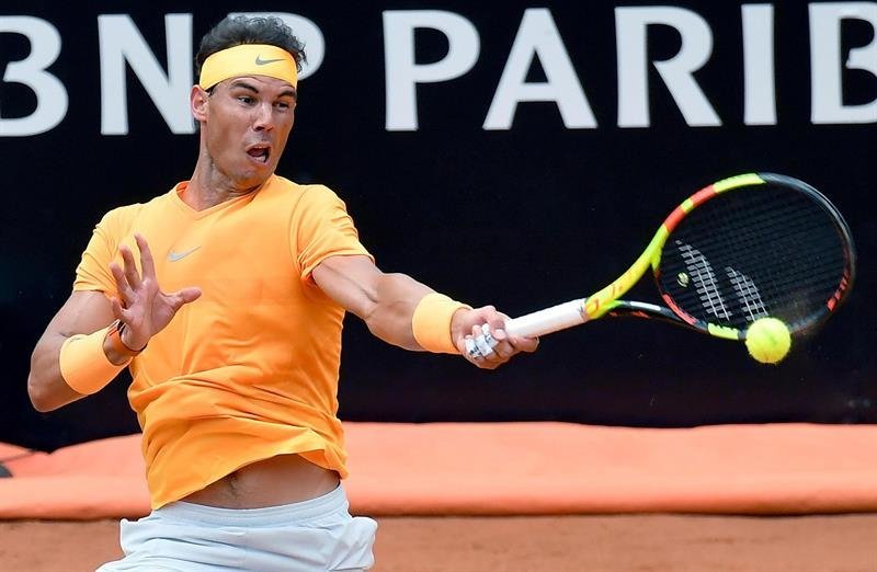 El tenista español Rafael Nadal devuelve una bola al bosnio Damir Dzumhur