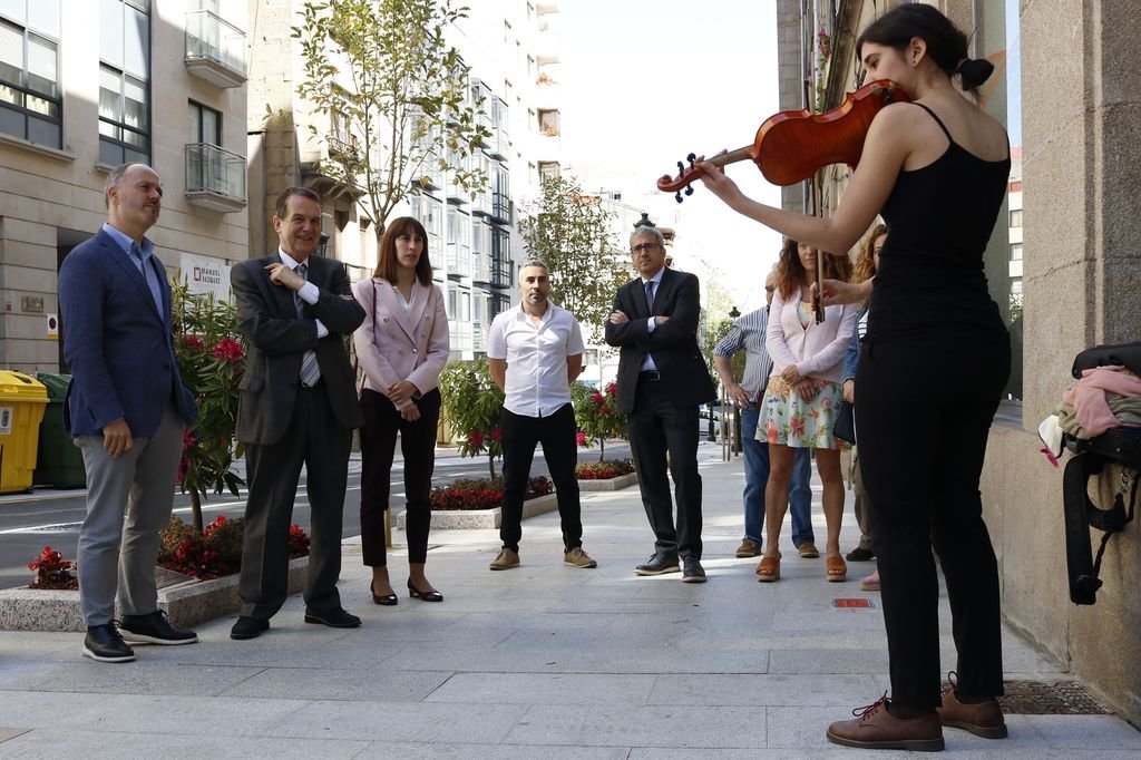 La violinista Marina Ortiz, ayer en la apertura de la calle Canceleiro tras las obras, interpretó Titanic.