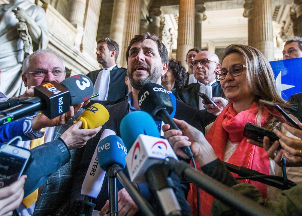 Lluís Puig, Toni Comín y Meritxell Serret atienden a los medios en Bruselas.