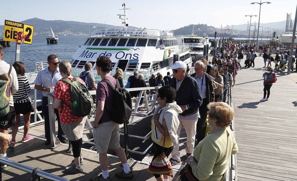 Los viajes a las islas volvieron ayer a reunir a cientos de pasajeros, la mayoría de otros puntos de Galicia, pero también de fuera, en la Estación de Ría.