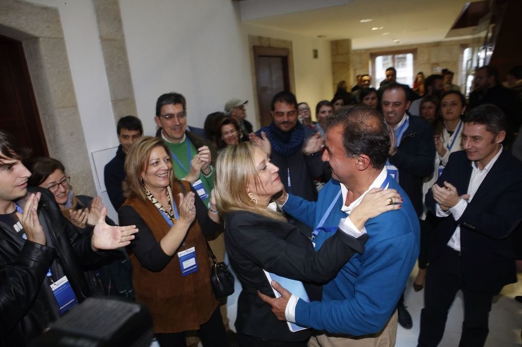 Elena Muñoz y Javier Guerra se abrazan tras conocerse los resultados del congreso del PP en 2016.