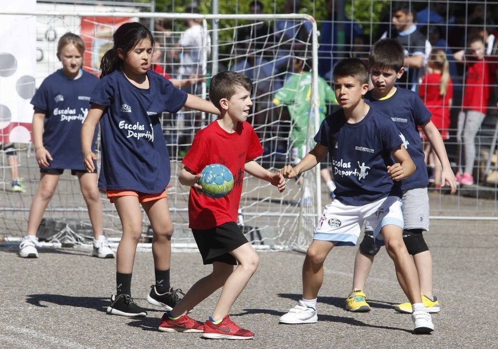 Niños y niñas de las escuelas deportivas federativas y provinciales participaron en el evento.