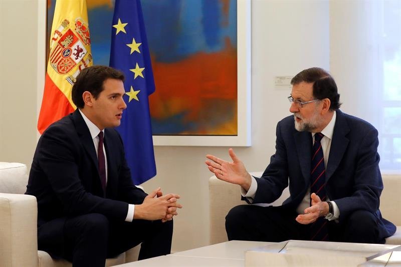 Mariano Rajoy, y el líder de Ciudadanos, Albert Rivera (izda)