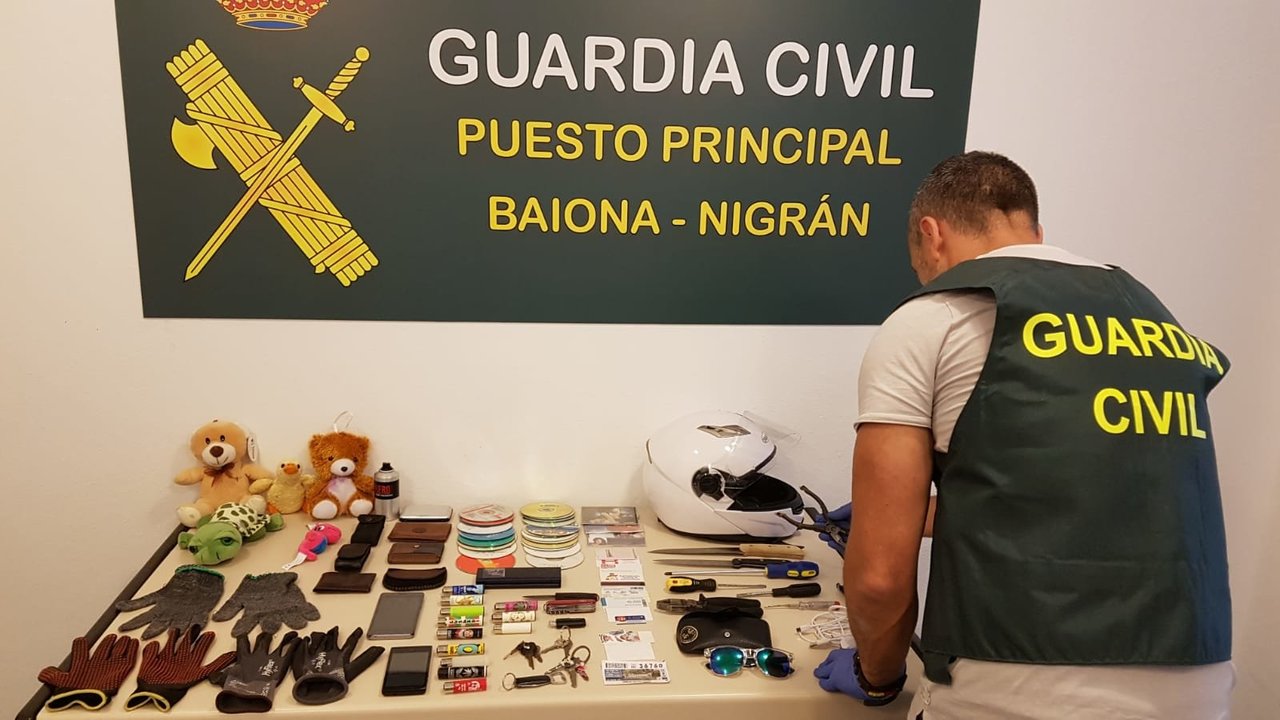 La Guardia Civil detiene en Baiona al presunto autor de una treintena de robos en vehículos estacionados en garajes
