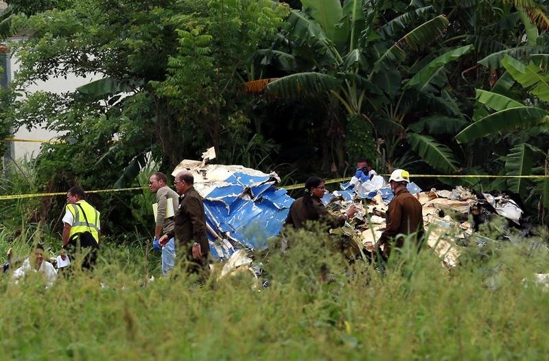 Policías y militares custodian los restos del avión Boeing-737