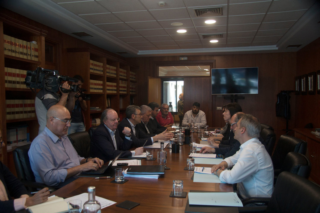 Los miembros de la Cooperativa de Armadores y del BNG dialogaron ayer en Vigo.