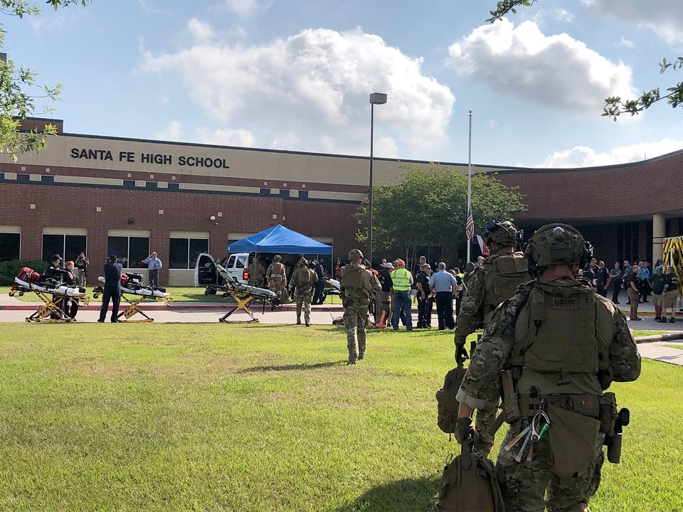 Miembros de la fuerza de seguridad y del equipo médico acuden al instituto de Santa Fe donde ocurrió la tragedia.