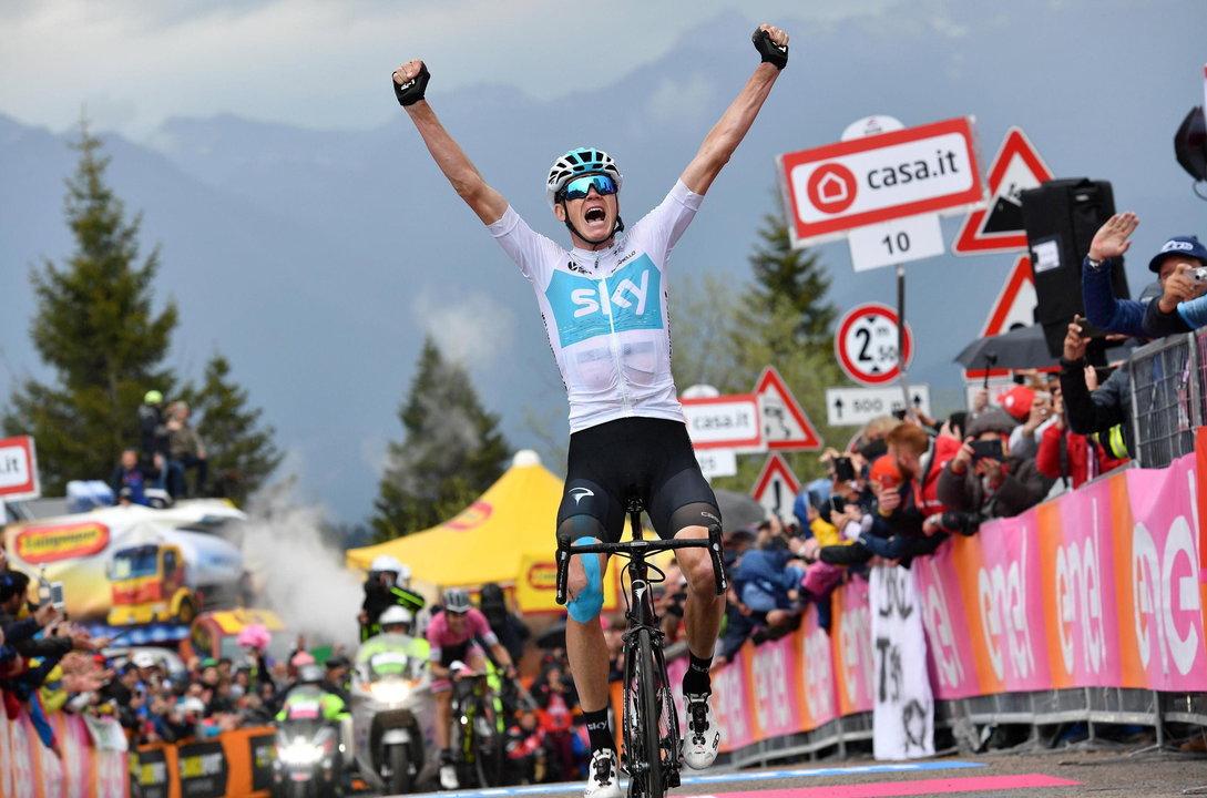 Zoncolan (Italy), 19/05/2018.- British Chris Froome of Team Sky celebrates as he crosses the finish line to win the fourteenth stage of the Giro d&#39;Italia cycling race, over 186 Km from San Vito al Tagliamento to the Zoncolan mountain, Italy, 19 May 2018. (Ciclismo, Italia) EFE/EPA/DANIEL DAL ZENNARO