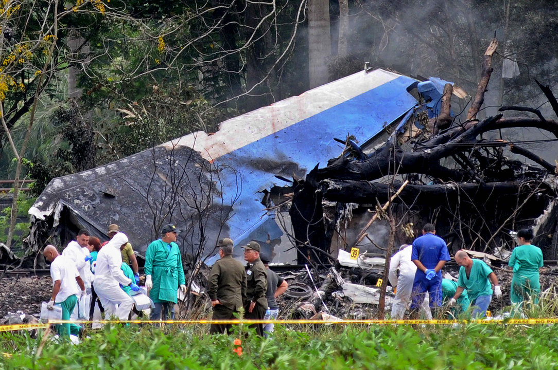 Miembros de los equipos de rescate, entre los restos del avión accidentado en La Habana.