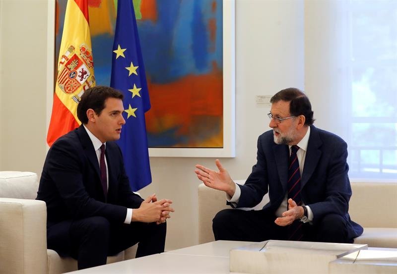 El presidente del Gobierno, Mariano Rajoy, durante la reunión que mantuvo con el líder de Ciudadanos, Albert Rivera (izda)